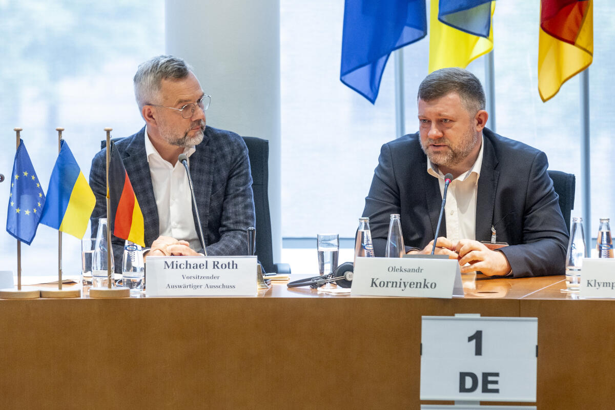 Roth, Michael; Korniienko, Oleksandr Eine ukrainische Delegation unter der Leitung von Oleksandr Korniienko, stellv. Vorsitzender der Werchowna Rada der Ukraine, (rechts), zu Gast im Auswärtigen Ausschuss. Hier mit Ausschussvorsitzenden Michael Roth, SPD, MdB, (links).