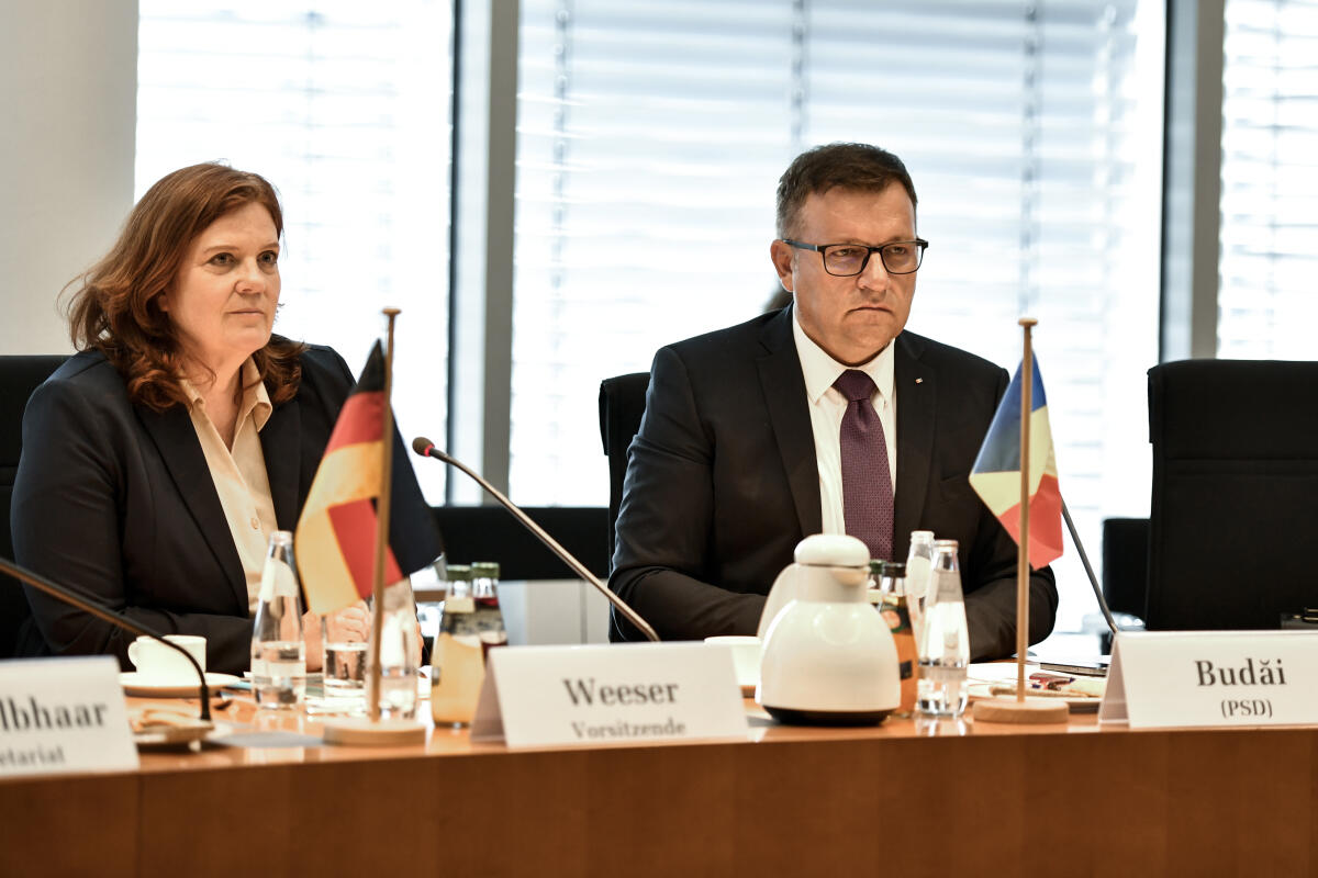 Weeser, Sandra; Budăi, Marius-Constantin Ausschuss für Wohnen, Stadtentwicklung, Bauwesen und Kommunen empfängt eine Delegation der rumänischen Abgeordnetenkammer unter der Leitung von Herrn Marius-Constantin Budăi, Vorsitzender des Ausschusses Öffentliche Verwaltung und Raumordnung. Ausschussvorsitzende Sandra Weeser, FDP, MdB, (links), und Marius-Constantin Budăi, (rechts), im Gespräch während der Sitzung.