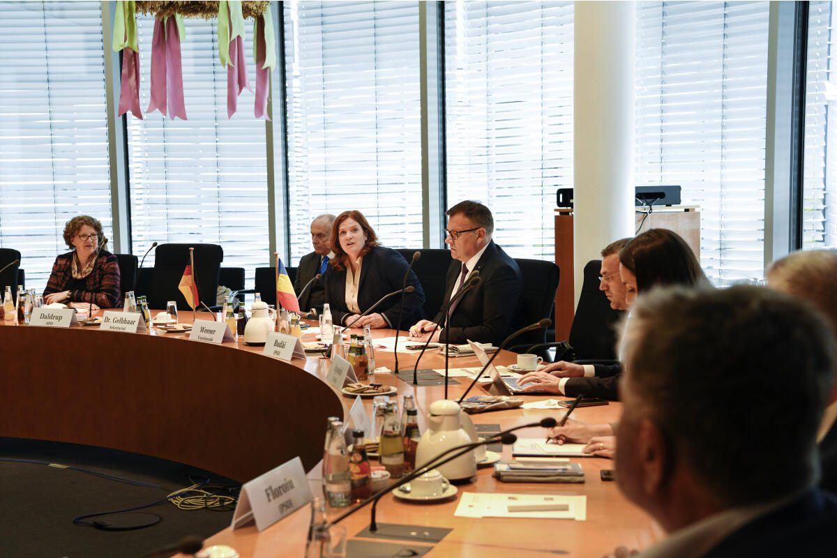 Weeser, Sandra; Budăi, Marius-Constantin Ausschuss für Wohnen, Stadtentwicklung, Bauwesen und Kommunen empfängt eine Delegation der rumänischen Abgeordnetenkammer unter der Leitung von Herrn Marius-Constantin Budăi, Vorsitzender des Ausschusses Öffentliche Verwaltung und Raumordnung. Ausschussvorsitzende Sandra Weeser, FDP, MdB, (2. von links), und Marius-Constantin Budăi, (3. von links), im Gespräch während der Sitzung.