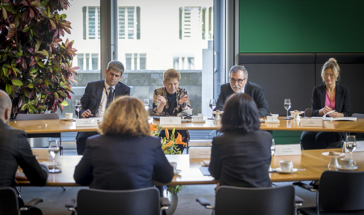 Pau, Petra; Andreasyan, Zhanna Bundestagsvizepräsidentin Petra Pau, Gruppe Die Linke., MdB, (hintere Reihe, 2. von links), empfängt die Ministerin für Bildung, Wissenschaft, Kultur und Sport der Republik Armenien, I.E. Frau Zhanna Andreasyan, (vordere Reihe, rechts), zu einem Gespräch.