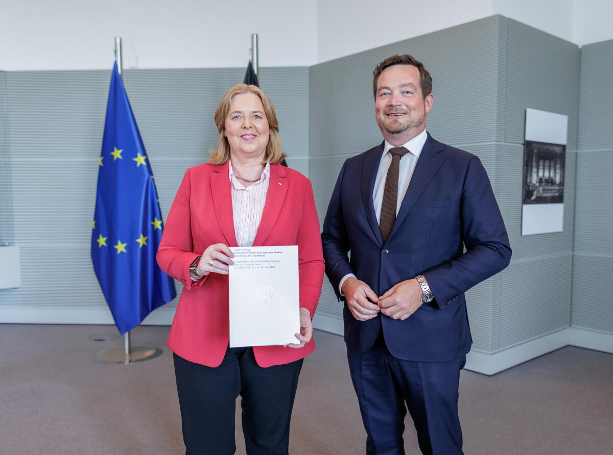 Übergabe des Tätigkeitsberichtes des Polizeibeauftragten des Bundes beim Deutschen Bundestag, Uli Grötsch, (rechts), an Bundestagspräsidentin Bärbel Bas, SPD, MdB, (links). Bas, Bärbel; Grötsch, Uli Übergabe des Tätigkeitsberichtes des Polizeibeauftragten des Bundes beim Deutschen Bundestag, Uli Grötsch, (rechts), an Bundestagspräsidentin Bärbel Bas, SPD, MdB, (links).