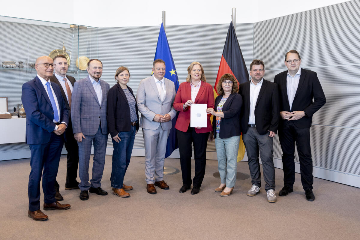 Übergabe des Jahresberichts des Petitionsausschusses durch Ausschussvorsitzende Martina Stamm-Fibich, SPD, MDB, an Bundestagspräsidentin Bärbel, Bas, SPD, MdB in Berlin, 26.06.2024. Bas, Bärbel; Stamm-Fibich, Martina; Mattfeldt, Andreas; Loos, Bernhard; Brandes, Dirk; Todtenhausen, Manfred; Rüffer, Corinna; Echeverria, Axel; Pellmann, Sören Übergabe des Jahresberichts des Petitionsausschusses durch Ausschussvorsitzende Martina Stamm-Fibich, SPD, MDB, an Bundestagspräsidentin Bärbel, Bas, SPD, MdB in Berlin, 26.06.2024.