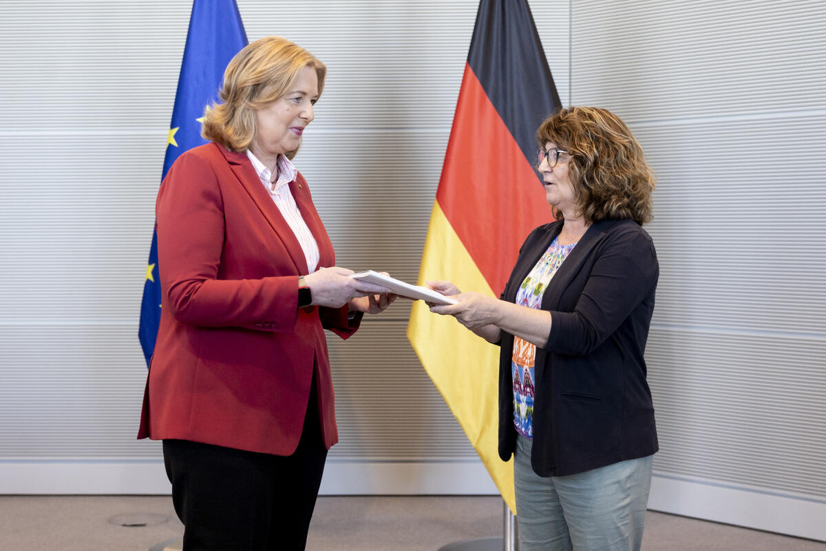 Übergabe des Jahresberichts des Petitionsausschusses durch Ausschussvorsitzende Martina Stamm-Fibich, SPD, MDB, an Bundestagspräsidentin Bärbel, Bas, SPD, MdB in Berlin, 26.06.2024. Bas, Bärbel; Stamm-Fibich, Martina Übergabe des Jahresberichts des Petitionsausschusses durch Ausschussvorsitzende Martina Stamm-Fibich, SPD, MDB, an Bundestagspräsidentin Bärbel, Bas, SPD, MdB in Berlin, 26.06.2024.