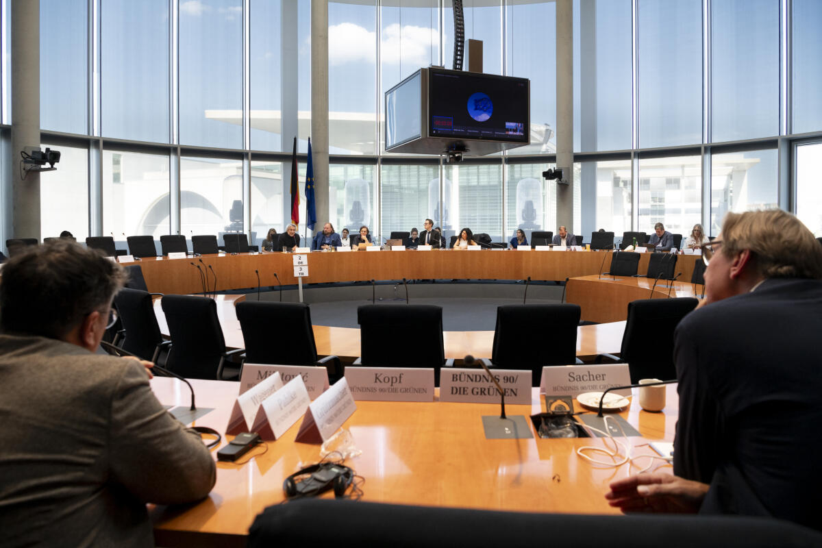 Can Dündar, türkischer Journalist, zu Gast im Ausschuss für die Angelegenheiten der Europäischen Union unter Leitung des Vorsitzenden Dr. Anton Hofreiter, Bündnis 90/Die Grünen, MdB. Übersicht. Can Dündar, türkischer Journalist, zu Gast im Ausschuss für die Angelegenheiten der Europäischen Union unter Leitung des Vorsitzenden Dr. Anton Hofreiter, Bündnis 90/Die Grünen, MdB. Übersicht.