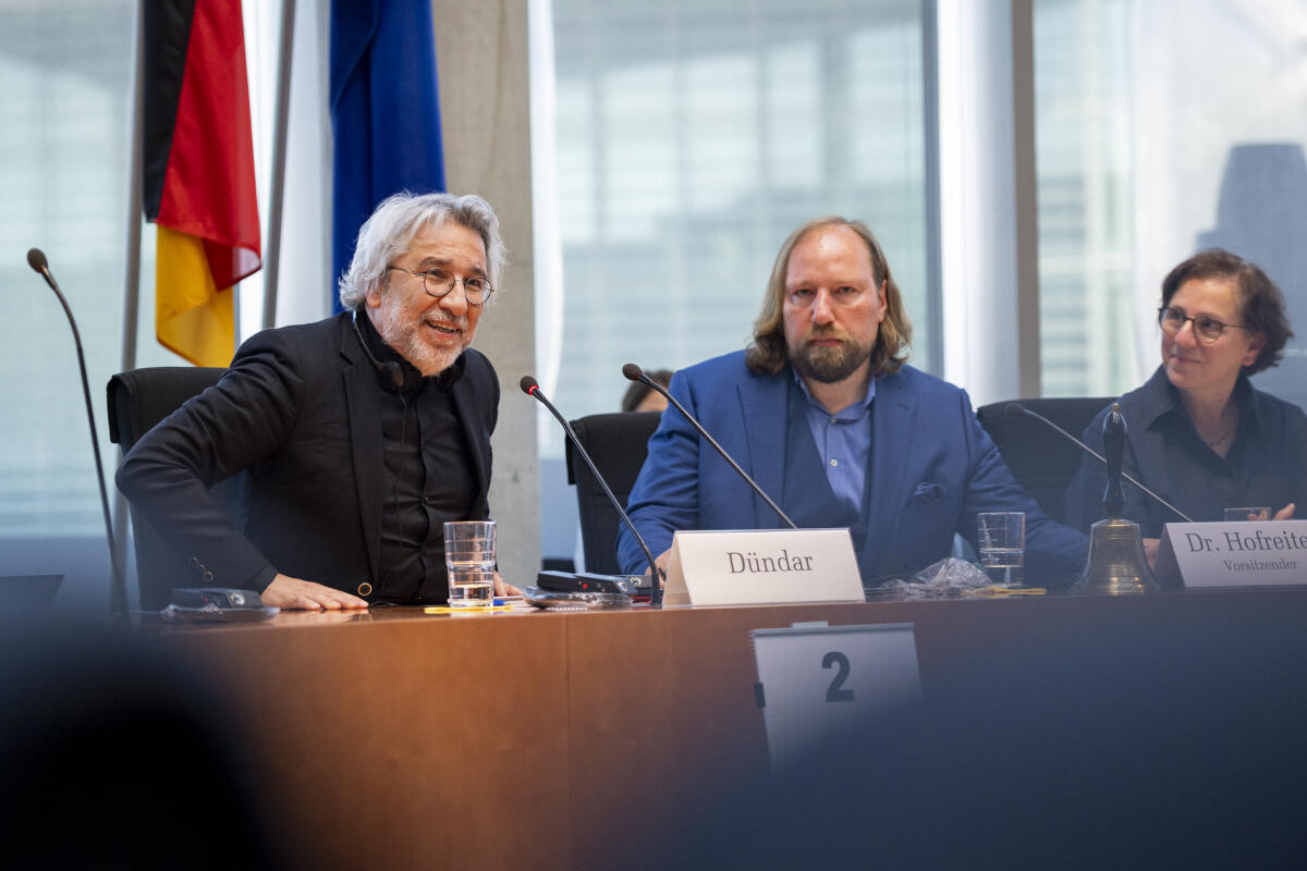 Hofreiter, Anton Can Dündar (im Bild), türkischer Journalist, zu Gast im Ausschuss für die Angelegenheiten der Europäischen Union unter Leitung des Vorsitzenden Dr. Anton Hofreiter, Bündnis 90/Die Grünen, MdB.