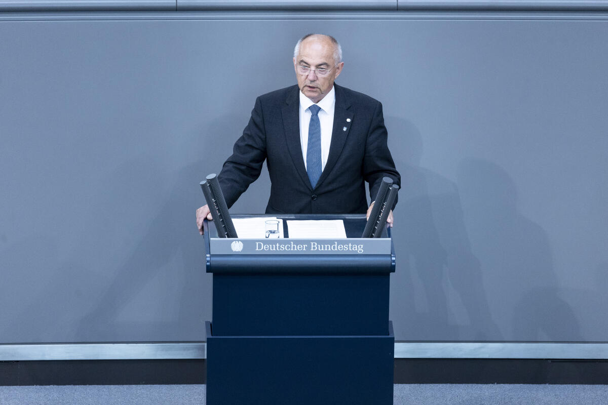 Josip Juratovic, SPD, MdB, hält eine Rede zu TOP 11 "Bundeswehreinsatz EUFOR ALTHEA". Juratovic, Josip Josip Juratovic, SPD, MdB, hält eine Rede zu TOP 11 "Bundeswehreinsatz EUFOR ALTHEA".