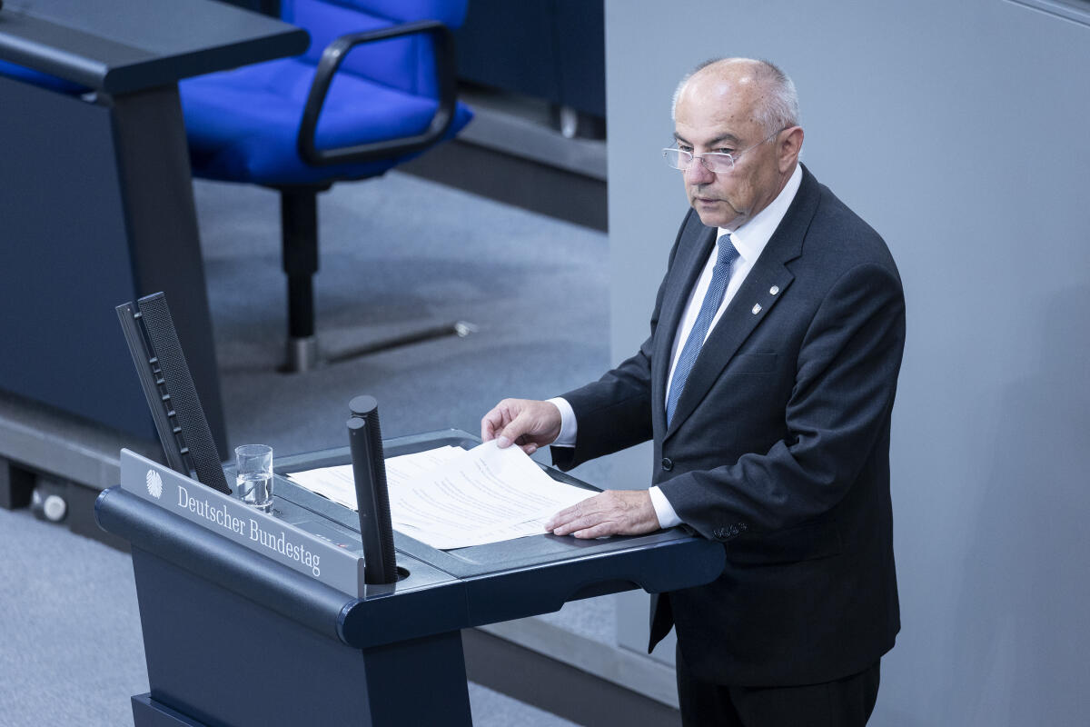 Josip Juratovic, SPD, MdB, hält eine Rede zu TOP 11 "Bundeswehreinsatz EUFOR ALTHEA". Juratovic, Josip Josip Juratovic, SPD, MdB, hält eine Rede zu TOP 11 "Bundeswehreinsatz EUFOR ALTHEA".