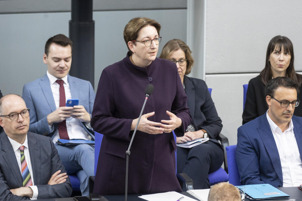 Geywitz, Klara Bundesministerin für Wohnen, Stadtentwicklung und Bauwesen, Klara Geywitz in der Regierungsbefragung des Bundestages. Berlin, 12.06.2024.