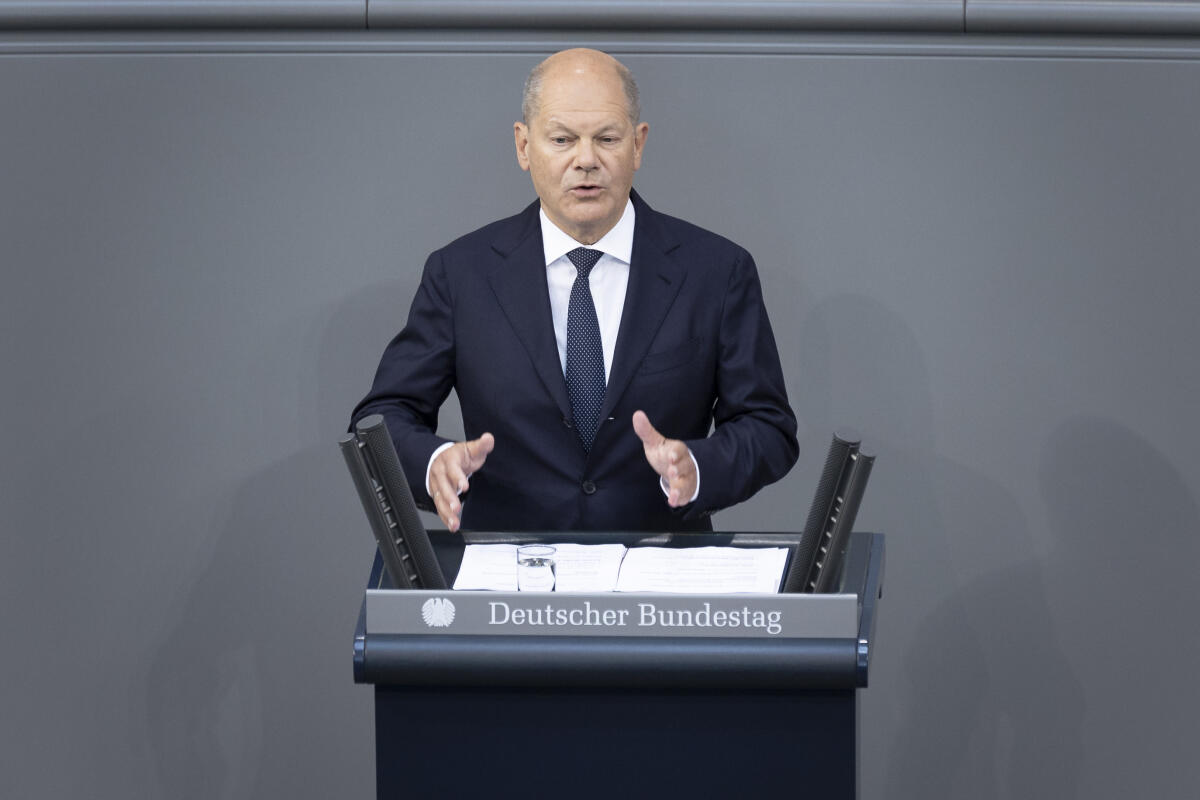 Scholz, Olaf Bundeskanzler Olaf Scholz (SPD) während seiner Regierungserklärung am Rednerpult in Berlin, 26.06.2024.