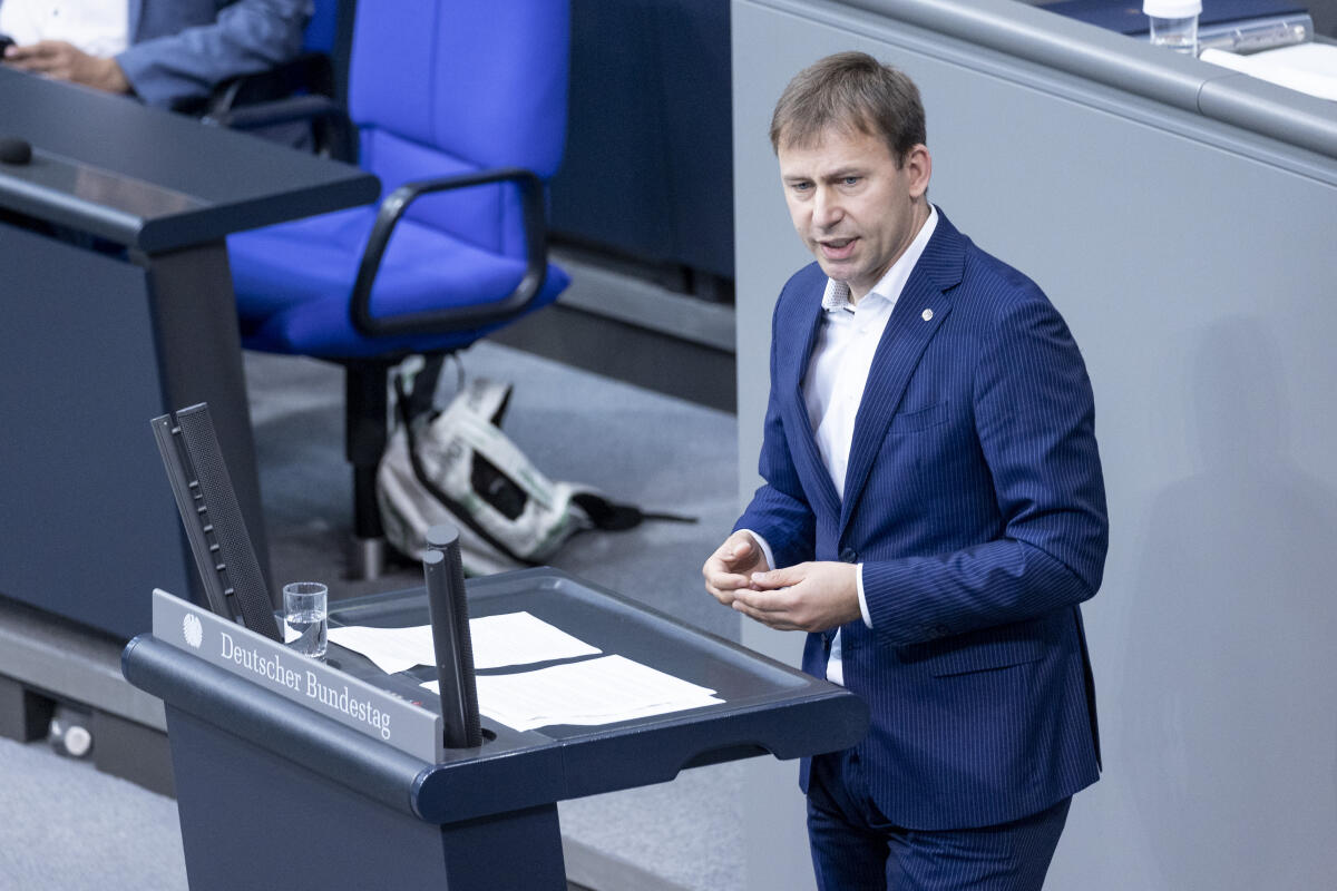 Mann, Holger Holger Mann, SPD, MdB, hält eine Rede zum Tagesordnungspunkt 28 "Künstliche Intelligenz als Schlüsseltechnologie" im Plenum.