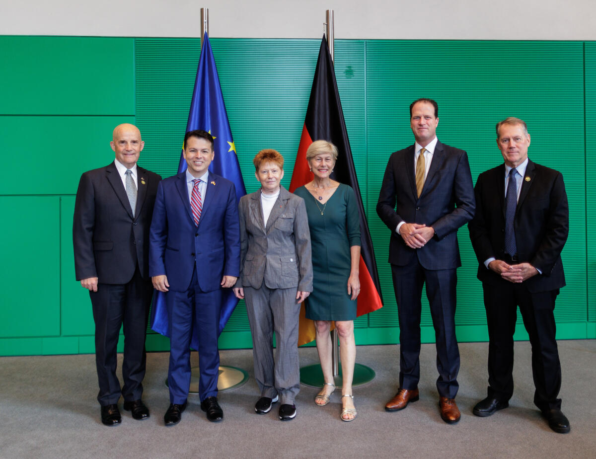 Bundestagsvizepräsidentin Petra Pau, Gruppe Die Linke., MdB, empfängt eine Delegation von Parlamentariern des Repräsentantenhauses der Vereinigten Staaten von Amerika zu einem Gespräch.; Gruppenbild von links nach rechts: Keith Self, Mitglied des Repräsentantenhauses der Vereinigten Staaten von Amerika, Brendan Boyle, Mitglied des Repräsentantenhauses der Vereinigten Staaten von Amerika, Bundestagsvizepräsidentin Petra Pau, Die Linke., MdB, Deborah Ross, Mitglied des Repräsentantenhauses der Vereinigten Staaten von Amerika, August Pfluger, Mitglied des Repräsentantenhauses der Vereinigten Staaten von Amerika, Edward Case, Mitglied des Repräsentantenhauses der Vereinigten Staaten von Amerika. Pau, Petra; Boyle, Brendan; Pfluger, August; Case, Edward; Self, Keith; Ross, Deborah Bundestagsvizepräsidentin Petra Pau, Gruppe Die Linke., MdB, empfängt eine Delegation von Parlamentariern des Repräsentantenhauses der Vereinigten Staaten von Amerika zu einem Gespräch.; Gruppenbild von links nach rechts: Keith Self, Mitglied des Repräsentantenhauses der Vereinigten Staaten von Amerika, Brendan Boyle, Mitglied des Repräsentantenhauses der Vereinigten Staaten von Amerika, Bundestagsvizepräsidentin Petra Pau, Die Linke., MdB, Deborah Ross, Mitglied des Repräsentantenhauses der Vereinigten Staaten von Amerika, August Pfluger, Mitglied des Repräsentantenhauses der Vereinigten Staaten von Amerika, Edward Case, Mitglied des Repräsentantenhauses der Vereinigten Staaten von Amerika.