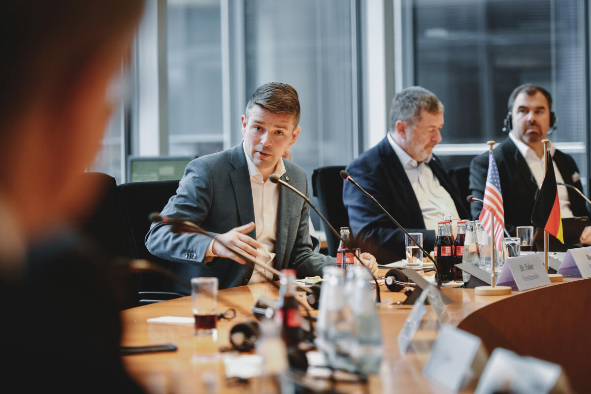 Faber, Marcus Der Verteidigungsausschuss empfängt eine Delegation von Parlamentariern des Repräsentantenhauses der Vereinigten Staaten von Amerika zu einem Gespräch. Begrüßung durch den Ausschussvorsitzenden Dr. Marcus Faber, FDP, MdB, (3. von rechts).