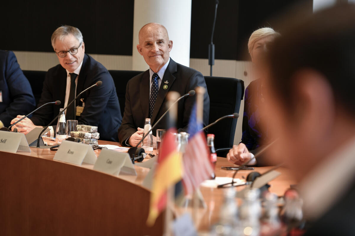 Self, Keith Der Verteidigungsausschuss empfängt eine Delegation von Parlamentariern des Repräsentantenhauses der Vereinigten Staaten von Amerika zu einem Gespräch. Begrüßung durch den Ausschussvorsitzenden Dr. Marcus Faber, FDP, MdB, (nicht im Bild). Hier Keith Self, Mitglied des Repräsentantenhauses der Vereinigten Staaten von Amerika, (2. von links), während des Gespräches.