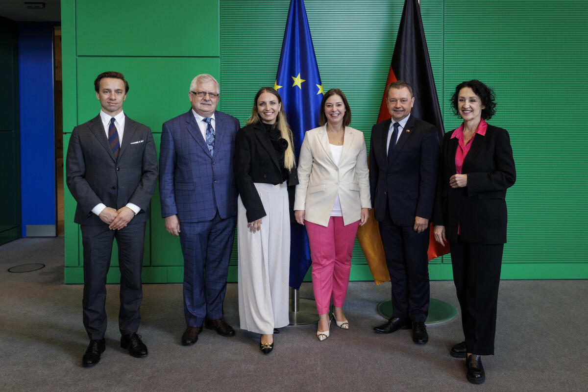 Bundestagsvizepräsidentin Yvonne Magwas, CDU/CSU, MdB, empfängt eine Delegation der Polnisch-Deutschen Parlamentariergruppe zu einem Gespräch. ; Gruppenbild von links nach rechts: Krzysztof Basak, Vizemarschall und stellvertretender Vorsitzender der Polnisch-Deutschen Parlamentariergruppe, Kazimierz Golojuch, stellvertretender Vorsitzender der Polnisch-Deutschen Parlamentariergruppe, Kinga Gajewska, stellvertretende Vorsitzende der Polnisch-Deutschen Parlamentariergruppe, Bundestagspräsidentin Yvonne Magwas, Marek Krzakala, Vorsitzender der Polnisch-Deutschen Parlamentariergruppe, Ewa Schädler, stellvertretende Vorsitzende der Polnisch-Deutschen Parlamentariergruppe. Magwas, Yvonne; Krzakala, Marek; Bosak, Krzysztof; Gajewska, Kinga; Golojuch, Kazimierz; Schädler, Ewa Bundestagsvizepräsidentin Yvonne Magwas, CDU/CSU, MdB, empfängt eine Delegation der Polnisch-Deutschen Parlamentariergruppe zu einem Gespräch. ; Gruppenbild von links nach rechts: Krzysztof Basak, Vizemarschall und stellvertretender Vorsitzender der Polnisch-Deutschen Parlamentariergruppe, Kazimierz Golojuch, stellvertretender Vorsitzender der Polnisch-Deutschen Parlamentariergruppe, Kinga Gajewska, stellvertretende Vorsitzende der Polnisch-Deutschen Parlamentariergruppe, Bundestagspräsidentin Yvonne Magwas, Marek Krzakala, Vorsitzender der Polnisch-Deutschen Parlamentariergruppe, Ewa Schädler, stellvertretende Vorsitzende der Polnisch-Deutschen Parlamentariergruppe.