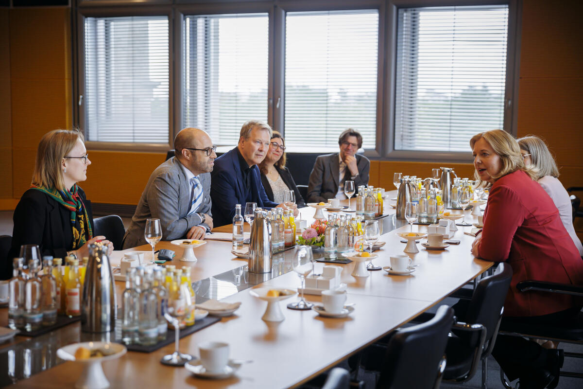 Bundestagspräsidentin Bärbel Bas, SPD, MdB, (rechts), empfängt Nicolai Schwarzer, (2. von links), sowie Lehrer und Lehrerinnen zu einem Gespräch. Bas, Bärbel Bundestagspräsidentin Bärbel Bas, SPD, MdB, (rechts), empfängt Nicolai Schwarzer, (2. von links), sowie Lehrer und Lehrerinnen zu einem Gespräch.
