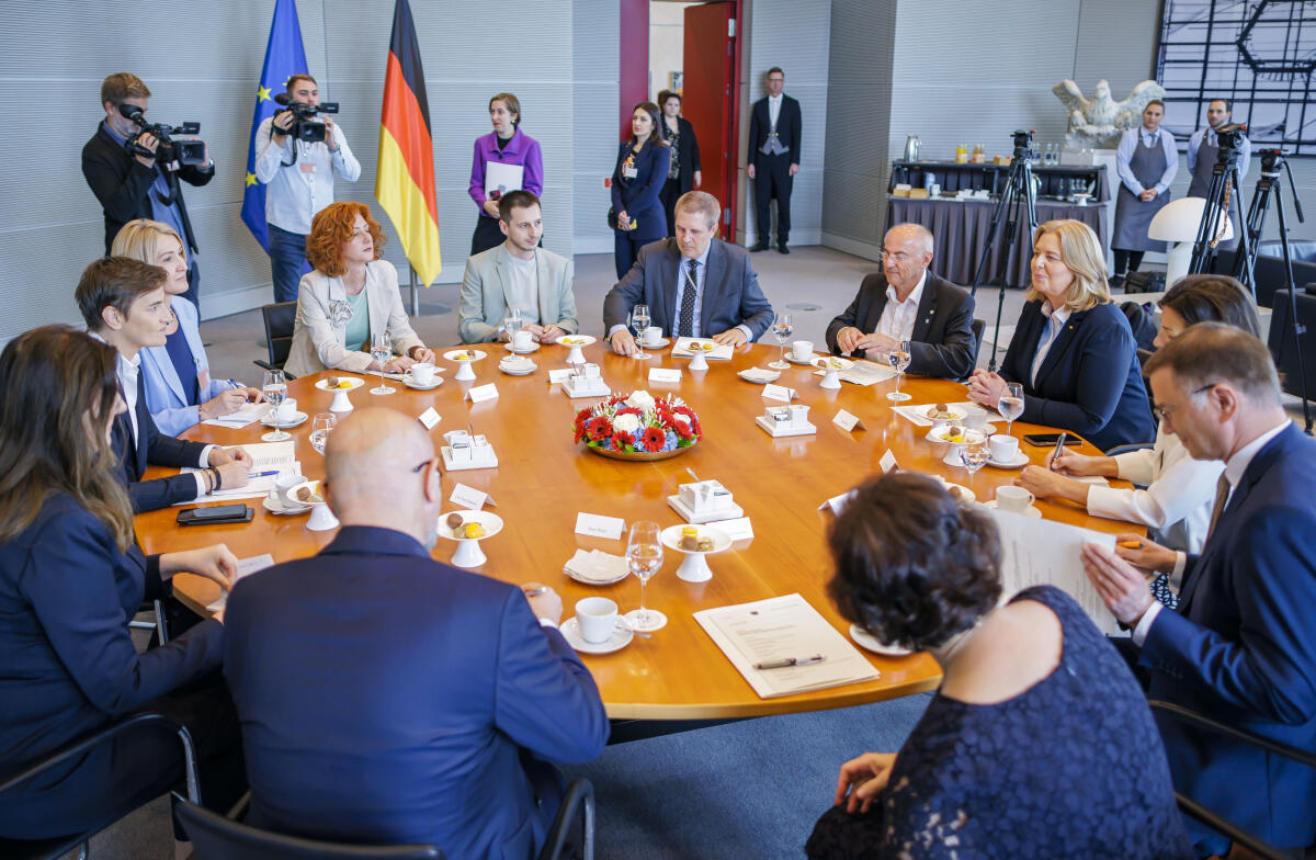 Bas, Bärbel; Brnabić, Ana Bundestagspräsidentin Frau Bärbel Bas, SPD, MdB, (3. von rechts), empfängt die Präsidentin der Nationalversammlung der Republik Serbien, I. E. Ana Brnabić, (2. von links), zu einem Gespräch.