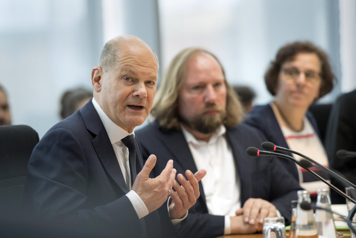 Scholz, Olaf; Hofreiter, Anton Der Ausschuss für die Angelegenheiten der Europäischen Union empfängt Bundeskanzler Olaf Scholz, SPD, MdB, (links), zu einem Gespräch. Ausschussvorsitzender Dr. Anton Hofreiter, Bündnis 90/Die Grünen, MdB, (2. von links), im Gespräch mit Bundeskanzler Olaf Scholz.