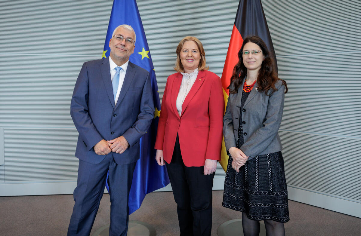 Bas, Bärbel; Bistrovic, Miriam; Krah, Markus Bundestagspräsidentin Bärbel Bas, SPD, MdB, (Mitte), empfängt Mitglieder der Direktion des Leo-Baeck-Instituts zu einem Gespräch. Hier mit Dr. Miriam Bistrovic, Director of Berlin Operations, (rechts), und Dr. Markus Krah, John H.-Slade Executive Director, (links),