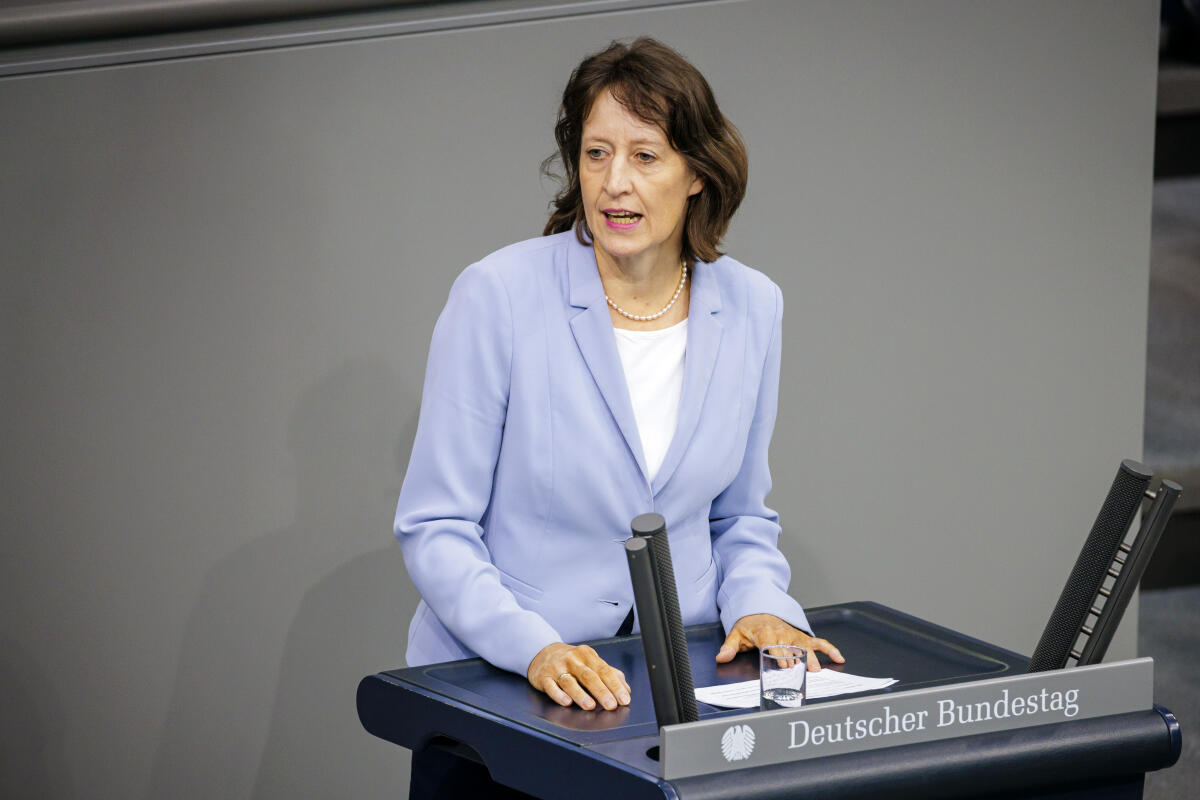 Dr. Astrid Mannes, CDU/CSU, MdB, hält eine Rede bei der 181. Sitzung des Deutschen Bundestages zum Tagesordnungspunkt 16 "Verbraucherschutz" im Plenum. Mannes, Astrid Dr. Astrid Mannes, CDU/CSU, MdB, hält eine Rede bei der 181. Sitzung des Deutschen Bundestages zum Tagesordnungspunkt 16 "Verbraucherschutz" im Plenum.