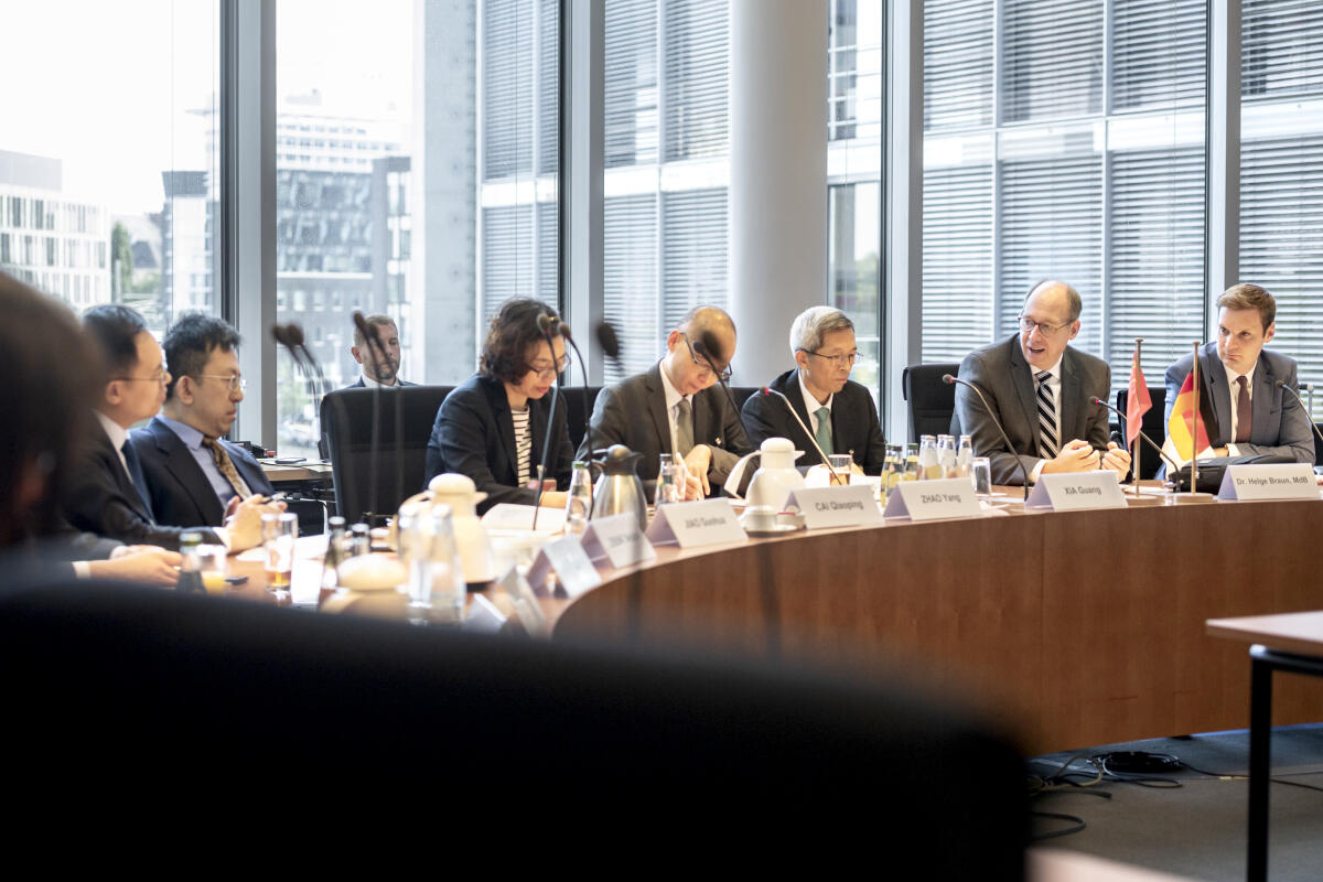 Gesprächssituation des Haushaltsausschusses mit Ausschussvorsitzenden Prof. Dr. Helge Braun, CDU/CSU, MdB, und Delegationsleiter Herrn XIA Guang, Mitglied des Ständigen Ausschusses des Nationalen Volkskongresses (NVK) der Volksrepublik China und stellvertretender Vorsitzender der Haushaltsarbeitskommission (BAC) des Ständigen Ausschusses und weiteren Mitgliedern der Delegation Gesprächssituation des Haushaltsausschusses mit Ausschussvorsitzenden Prof. Dr. Helge Braun, CDU/CSU, MdB, und Delegationsleiter Herrn XIA Guang, Mitglied des Ständigen Ausschusses des Nationalen Volkskongresses (NVK) der Volksrepublik China und stellvertretender Vorsitzender der Haushaltsarbeitskommission (BAC) des Ständigen Ausschusses und weiteren Mitgliedern der Delegation