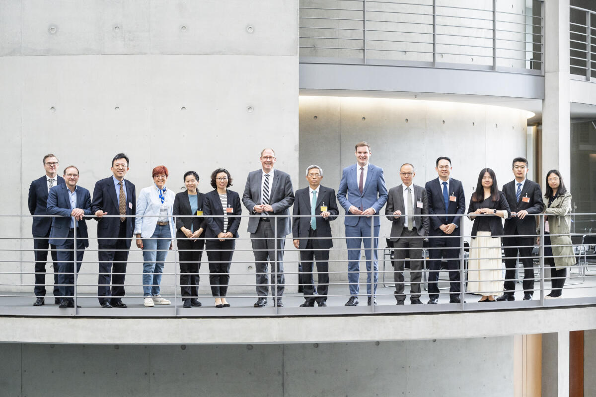 Gruppenfoto mit dem Vorsitzenden des Haushaltsausschusses Prof. Dr. Helge Braun, CDU/CSU, MdB, und Delegationsleiter Herrn XIA Guang, Mitglied des Ständigen Ausschusses des Nationalen Volkskongresses (NVK) der Volksrepublik China und stellvertretender Vorsitzender der Haushaltsarbeitskommission (BAC) des Ständigen Ausschusses und weiteren Mitgliedern des Ausschusses, der Delegation und Begleitende. Gruppenfoto mit dem Vorsitzenden des Haushaltsausschusses Prof. Dr. Helge Braun, CDU/CSU, MdB, und Delegationsleiter Herrn XIA Guang, Mitglied des Ständigen Ausschusses des Nationalen Volkskongresses (NVK) der Volksrepublik China und stellvertretender Vorsitzender der Haushaltsarbeitskommission (BAC) des Ständigen Ausschusses und weiteren Mitgliedern des Ausschusses, der Delegation und Begleitende.