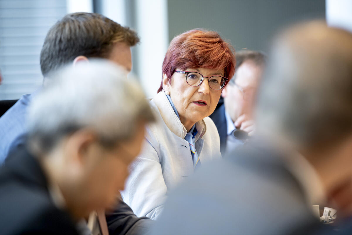 Gesprächssituation zwischen Mitgliedern des Haushaltsausschusses und einer Delegation der Haushaltsarbeitskommission des Nationalen Volkskongresses der Volksrepublik China im Zuge eines Besuches zum gemeinsamen Austausch Gesprächssituation zwischen Mitgliedern des Haushaltsausschusses und einer Delegation der Haushaltsarbeitskommission des Nationalen Volkskongresses der Volksrepublik China im Zuge eines Besuches zum gemeinsamen Austausch