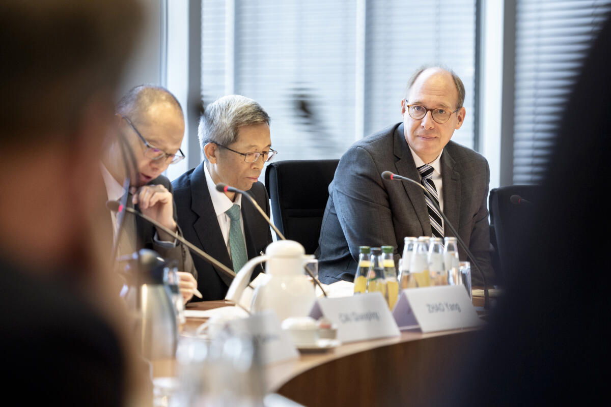 Gesprächssituation zwischen dem Ausschussvorsitzenden des Haushaltsausschusses Prof. Dr. Helge Braun, CDU/CSU, MdB, und dem Delegationsleiter Herrn XIA Guang, Mitglied des Ständigen Ausschusses des Nationalen Volkskongresses (NVK) der Volksrepublik China und stellvertretender Vorsitzender der Haushaltsarbeitskommission (BAC) des Ständigen Ausschusses im Zuge eines Gespräches zum Austausch zwischen einer Delegation der Haushaltsarbeitskommission des Nationalen Volkskongresses der Volksrepublik China mit Mitgliedern des Haushaltsausschusses. Prof. Dr. Helge Braun Gesprächssituation zwischen dem Ausschussvorsitzenden des Haushaltsausschusses Prof. Dr. Helge Braun, CDU/CSU, MdB, und dem Delegationsleiter Herrn XIA Guang, Mitglied des Ständigen Ausschusses des Nationalen Volkskongresses (NVK) der Volksrepublik China und stellvertretender Vorsitzender der Haushaltsarbeitskommission (BAC) des Ständigen Ausschusses im Zuge eines Gespräches zum Austausch zwischen einer Delegation der Haushaltsarbeitskommission des Nationalen Volkskongresses der Volksrepublik China mit Mitgliedern des Haushaltsausschusses.