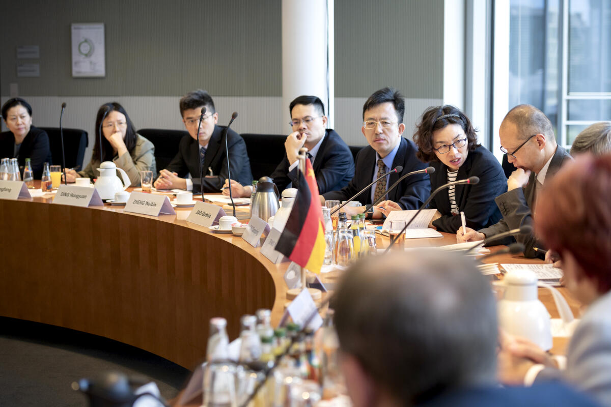 Gesprächssituation zum Austausch zwischen einer Delegation der Haushaltsarbeitskommission (BAC) des Ständigen Ausschusses und weiteren Mitgliedern der Delegation des Nationalen Volkskongresses der Volksrepublik China mit Mitgliedern des Haushaltsausschusses. Gesprächssituation zum Austausch zwischen einer Delegation der Haushaltsarbeitskommission (BAC) des Ständigen Ausschusses und weiteren Mitgliedern der Delegation des Nationalen Volkskongresses der Volksrepublik China mit Mitgliedern des Haushaltsausschusses.