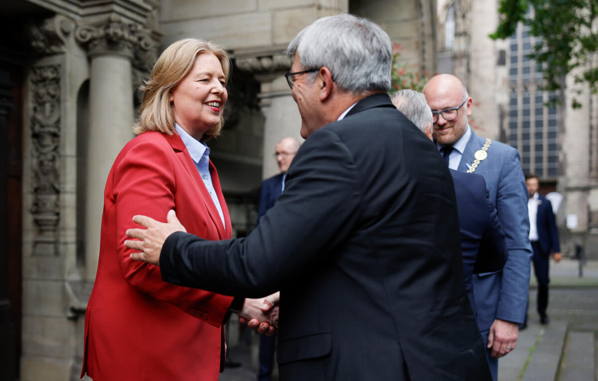 7. Konferenz der Präsidentinnen und Präsidenten der Parlamente der deutschsprachigen Länder. Hier während der Begrüßung die Präsidentin des Deutschen Bundestages Bärbel Bas (l), SPD, MdB, und der Präsident des Nationalrates der Schweizerischen Eidgenossenschaft, Eric Nussbaumer (r). Bas, Bärbel; Nussbaumer, Eric 7. Konferenz der Präsidentinnen und Präsidenten der Parlamente der deutschsprachigen Länder. Hier während der Begrüßung die Präsidentin des Deutschen Bundestages Bärbel Bas (l), SPD, MdB, und der Präsident des Nationalrates der Schweizerischen Eidgenossenschaft, Eric Nussbaumer (r).