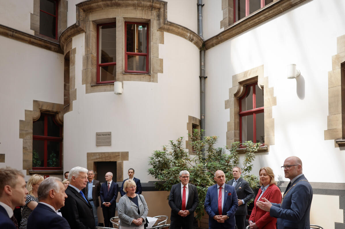 7. Konferenz der Präsidentinnen und Präsidenten der Parlamente der deutschsprachigen Länder. Hier (vrnl) Oberbürgermeister der Stadt Duisburg, Sören Link, Präsidentin des Deutschen Bundestages Bärbel Bas, SPD, MdB, Präsident des Nationalrates der Republik Österreich, Wolfgang Sobotka, Präsident des Nationalrates der Schweizerischen Eidgenossenschaft, Eric Nussbaumer, Präsidentin des Parlaments der Deutschsprachigen Gemeintschaft Belgiens, Patricia Creutz-Vilvoye, Präsident der Abgeordnetenkammer des Großherzogtums Luxemburg, Claude Wiseler und Präsident des Landtages des Fürstentums Liechtenstein, Albert Frick, während des Empfangs im Rathaus der Stadt Duisburg. Bas, Bärbel; Creutz-Vilvoye, Patricia; Link, Sören; Nussbaumer, Eric; Wiseler, Claude; Frick, Albert 7. Konferenz der Präsidentinnen und Präsidenten der Parlamente der deutschsprachigen Länder. Hier (vrnl) Oberbürgermeister der Stadt Duisburg, Sören Link, Präsidentin des Deutschen Bundestages Bärbel Bas, SPD, MdB, Präsident des Nationalrates der Republik Österreich, Wolfgang Sobotka, Präsident des Nationalrates der Schweizerischen Eidgenossenschaft, Eric Nussbaumer, Präsidentin des Parlaments der Deutschsprachigen Gemeintschaft Belgiens, Patricia Creutz-Vilvoye, Präsident der Abgeordnetenkammer des Großherzogtums Luxemburg, Claude Wiseler und Präsident des Landtages des Fürstentums Liechtenstein, Albert Frick, während des Empfangs im Rathaus der Stadt Duisburg.