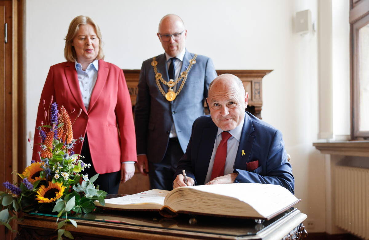 Bas, Bärbel; Link, Sören 7. Konferenz der Präsidentinnen und Präsidenten der Parlamente der deutschsprachigen Länder. Hier der Präsident des Nationalrates der Republik Österreich, Wolfgang Sobotka (r), während des Eintrages in das Goldene Buch der Stadt Duisburg mit Bundestagspräsidentin Bärbel Bas (l), SPD, MdB, und dem Oberbürgermeister der Stadt Duisburg, Sören Link (m).