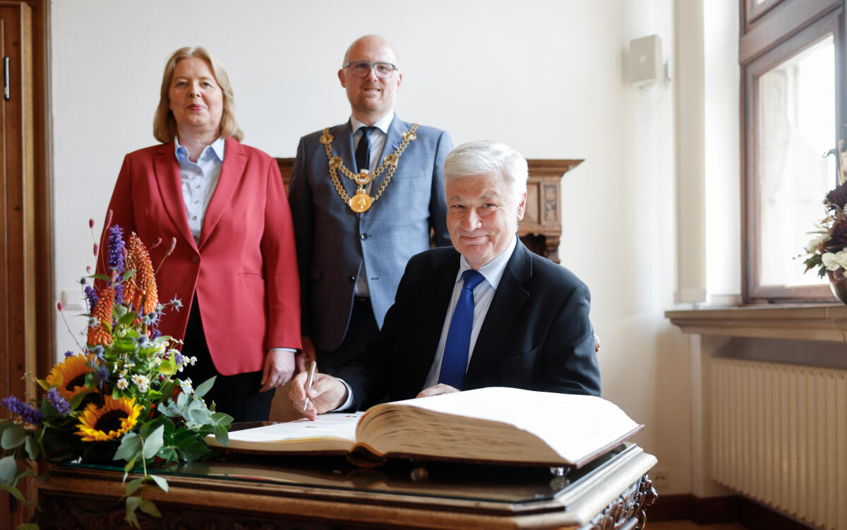 Bas, Bärbel; Link, Sören; Wiseler, Claude 7. Konferenz der Präsidentinnen und Präsidenten der Parlamente der deutschsprachigen Länder. Hier der Präsident der Abgeordnetenkammer des Großherzogtums Luxemburg, Claude Wiseler (r), während des Eintrages in das Goldene Buch der Stadt Duisburg mit Bundestagspräsidentin Bärbel Bas (l), SPD, MdB, und dem Oberbürgermeister der Stadt Duisburg, Sören Link (m).