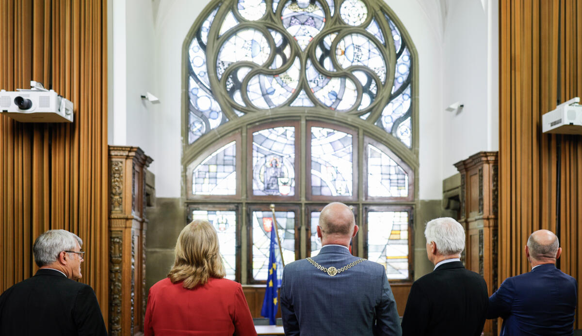 Bas, Bärbel; Link, Sören; Nussbaumer, Eric; Wiseler, Claude 7. Konferenz der Präsidentinnen und Präsidenten der Parlamente der deutschsprachigen Länder. Hier von hinten (vlnr) der Präsident des Nationalrates der Schweizerischen Eidgenossenschaft, Eric Nussbaumer, die Präsidentin des Deutschen Bundestages Bärbel Bas, SPD, MdB, der Oberbürgermeister der Stadt Duisburg, Sören Link, der Präsident der Abgeordnetenkammer des Großherzogtums Luxemburg, Claude Wiseler und der Präsident des Nationalrates der Republik Österreich, Wolfgang Sobotka, während in einem Gang des Rathauses der Stadt Duisburg.