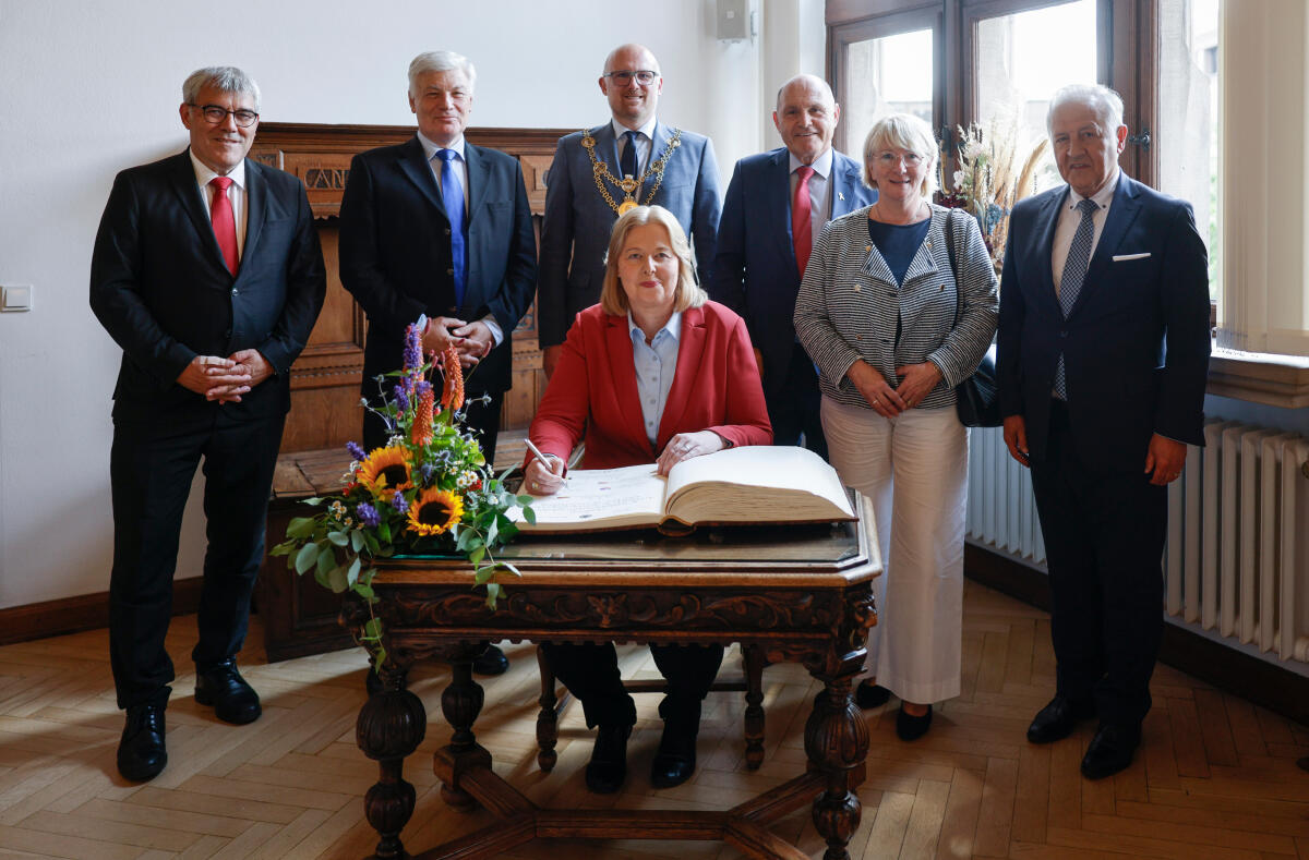 Bas, Bärbel; Creutz-Vilvoye, Patricia; Link, Sören; Nussbaumer, Eric; Wiseler, Claude; Frick, Albert 7. Konferenz der Präsidentinnen und Präsidenten der Parlamente der deutschsprachigen Länder. Hier Gruppenfoto im Rahmen der Eintragung in das Goldene Buch der Stadt Duisburg von links nach rechts der Präsident des Nationalrates der Schweizerischen Eidgenossenschaft, Eric Nussbaumer, der Präsident der Abgeordnetenkammer des Großherzogtums Luxemburg, Claude Wiseler, der Oberbürgermeister der Stadt Duisburg, Sören Link, die Präsidentin des Deutschen Bundestages Bärbel Bas, SPD, MdB, der Präsident des Nationalrates der Republik Österreich, Wolfgang Sobotka, die Präsidentin des Parlaments der Deutschsprachigen Gemeinschaft Belgiens, Patricia Creutz-Vilvoye, und der Präsident des Landtages des Fürstentums Liechtenstein, Albert Frick.