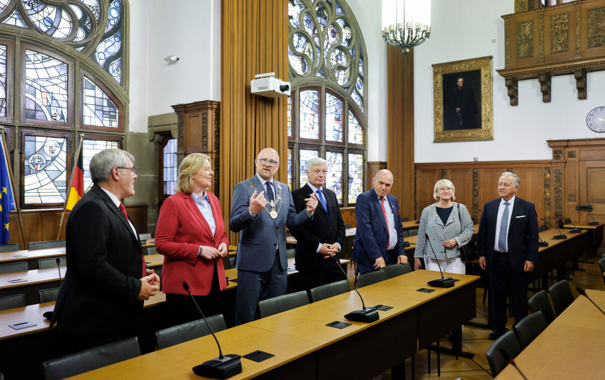 Bas, Bärbel; Creutz-Vilvoye, Patricia; Link, Sören; Nussbaumer, Eric; Wiseler, Claude; Frick, Albert 7. Konferenz der Präsidentinnen und Präsidenten der Parlamente der deutschsprachigen Länder. Hier im Ratssaal des Rathauses der Stadt Duisburg von links nach rechts der Präsident des Nationalrates der Schweizerischen Eidgenossenschaft, Eric Nussbaumer, die Präsidentin des Deutschen Bundestages Bärbel Bas, SPD, MdB, der Oberbürgermeister der Stadt Duisburg, Sören Link, der Präsident der Abgeordnetenkammer des Großherzogtums Luxemburg, Claude Wiseler, der Präsident des Nationalrates der Republik Österreich, Wolfgang Sobotka, die Präsidentin des Parlaments der Deutschsprachigen Gemeinschaft Belgiens, Patricia Creutz-Vilvoye, und der Präsident des Landtages des Fürstentums Liechtenstein, Albert Frick.