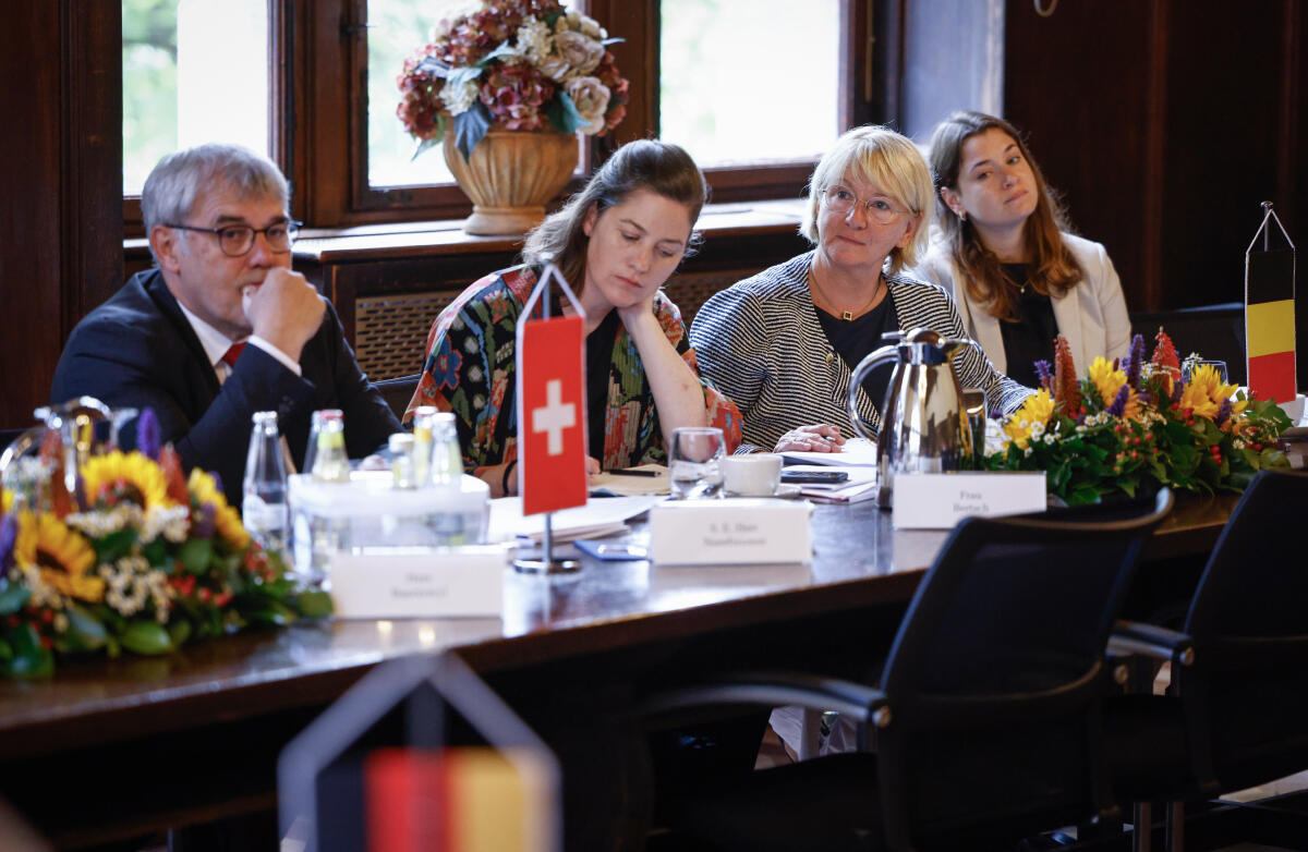 Nussbaumer, Eric; Creutz-Vilvoye, Patricia 7. Konferenz der Präsidentinnen und Präsidenten der Parlamente der deutschsprachigen Länder. Hier während der Konferenz der Präsident des Nationalrates der Schweizerischen Eidgenossenschaft, Eric Nussbaumer (l), und die Präsidentin des Parlaments der Deutschsprachigen Gemeinschaft Belgiens, Patricia Creutz-Vilvoye (2vr).