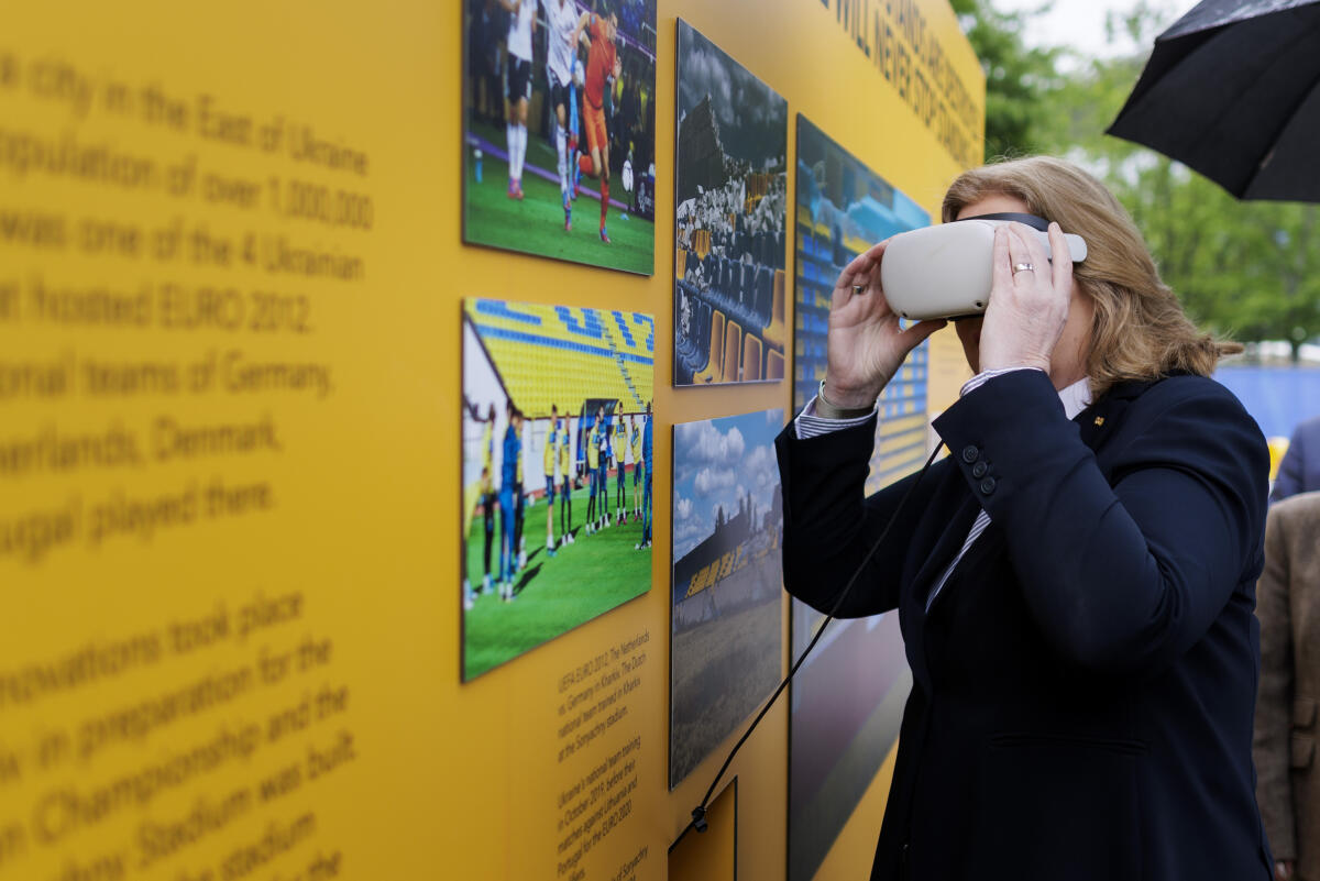 Bundestagspräsidentin Bärbel Bas schaut sich im Rahmen der Einweihung die interaktiven Installation des ukrainischen Fußballverbandes an, die die zerstörte Tribüne aus dem Charkiwer Stadion in der "Fanzone" am Reichstagsgebäude zeigt. Bas, Bärbel Bundestagspräsidentin Bärbel Bas schaut sich im Rahmen der Einweihung die interaktiven Installation des ukrainischen Fußballverbandes an, die die zerstörte Tribüne aus dem Charkiwer Stadion in der "Fanzone" am Reichstagsgebäude zeigt.