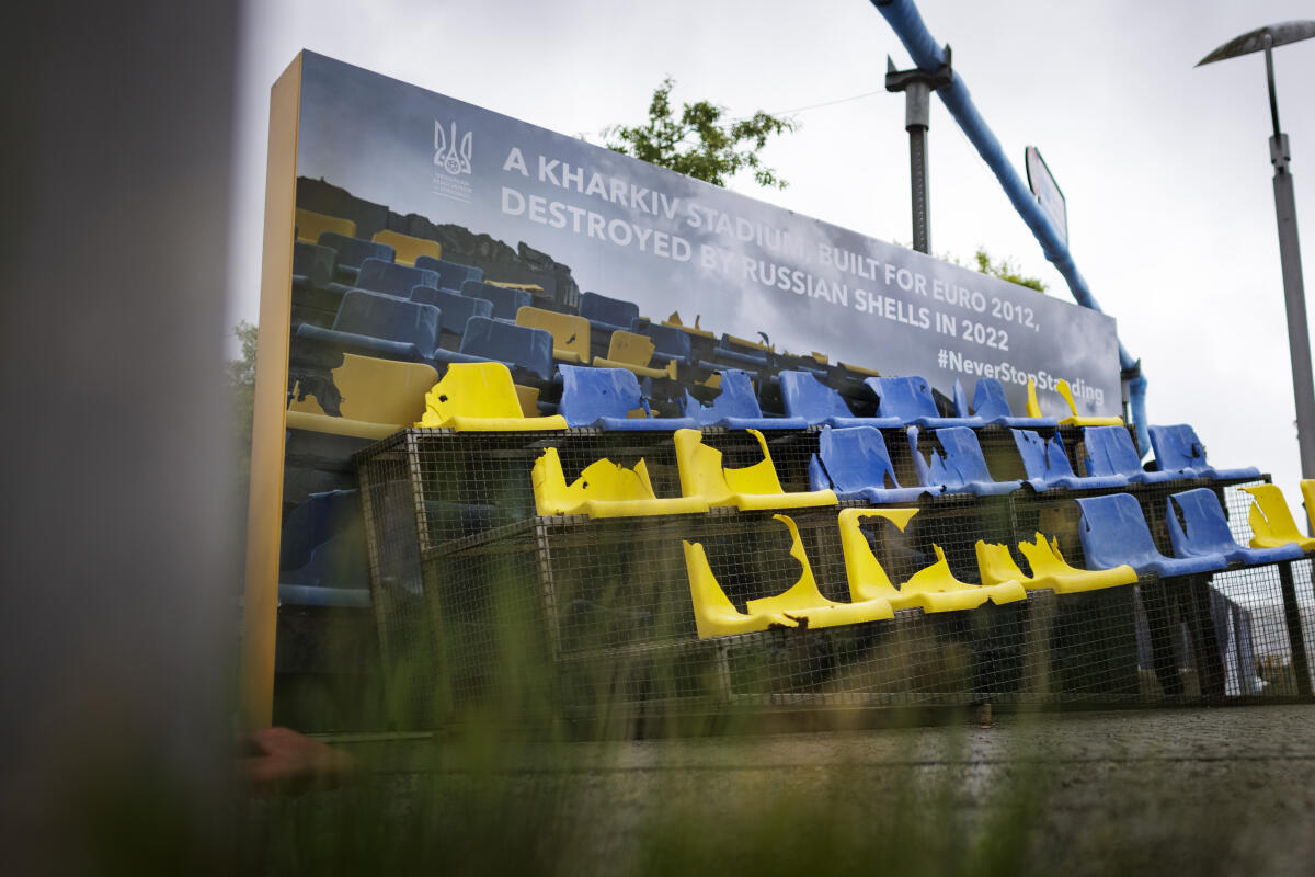 Foto der interaktiven Installation des ukrainischen Fußballverbandes, die eine zerstörte Tribüne aus dem Charkiwer Stadion in der "Fanzone" am Reichstagsgebäude zeigt. Foto der interaktiven Installation des ukrainischen Fußballverbandes, die eine zerstörte Tribüne aus dem Charkiwer Stadion in der "Fanzone" am Reichstagsgebäude zeigt.