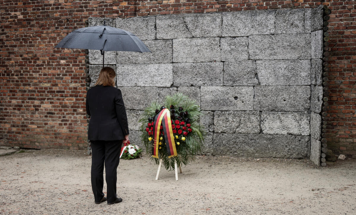 Bas, Bärbel Bundestagspräsidentin Bärbel Bas (im Bild), SPD, MdB, reist nach Polen. Hier bei der Kranzniederlegung an der Todeswand während der Führung durch das ehemalige Stammlager Auschwitz I durch den stellvertretenden Direktor des Museums und der Gedenkstätte Auschwitz-Birkenau, Andrzej Kacorzyk.
