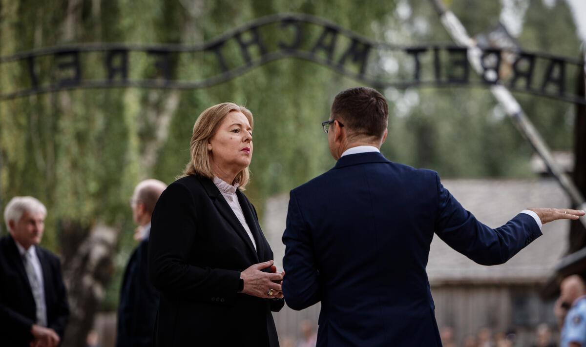 Bas, Bärbel Bundestagspräsidentin Bärbel Bas (l), SPD, MdB, reist nach Polen. Hier während der Führung durch das ehemalige Stammlager Auschwitz I durch den stellvertretenden Direktor des Museums und der Gedenkstätte Auschwitz-Birkenau, Andrzej Kacorzyk (r). Im Hintergrund das Tor mit dem Schriftzug „ARBEIT MACHT FREI“.