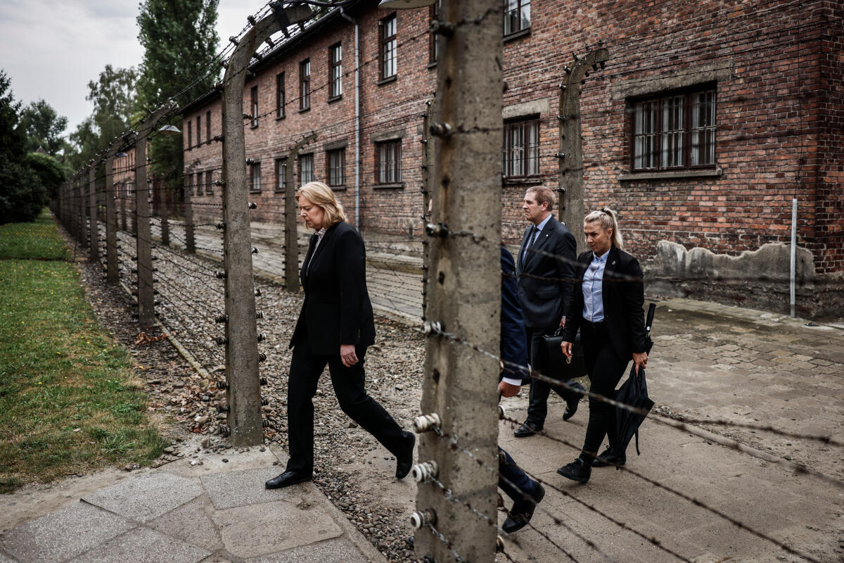Bas, Bärbel Bundestagspräsidentin Bärbel Bas (l), SPD, MdB, reist nach Polen. Hier während der Führung durch das ehemalige Stammlager Auschwitz I durch den stellvertretenden Direktor des Museums und der Gedenkstätte Auschwitz-Birkenau, Andrzej Kacorzyk.