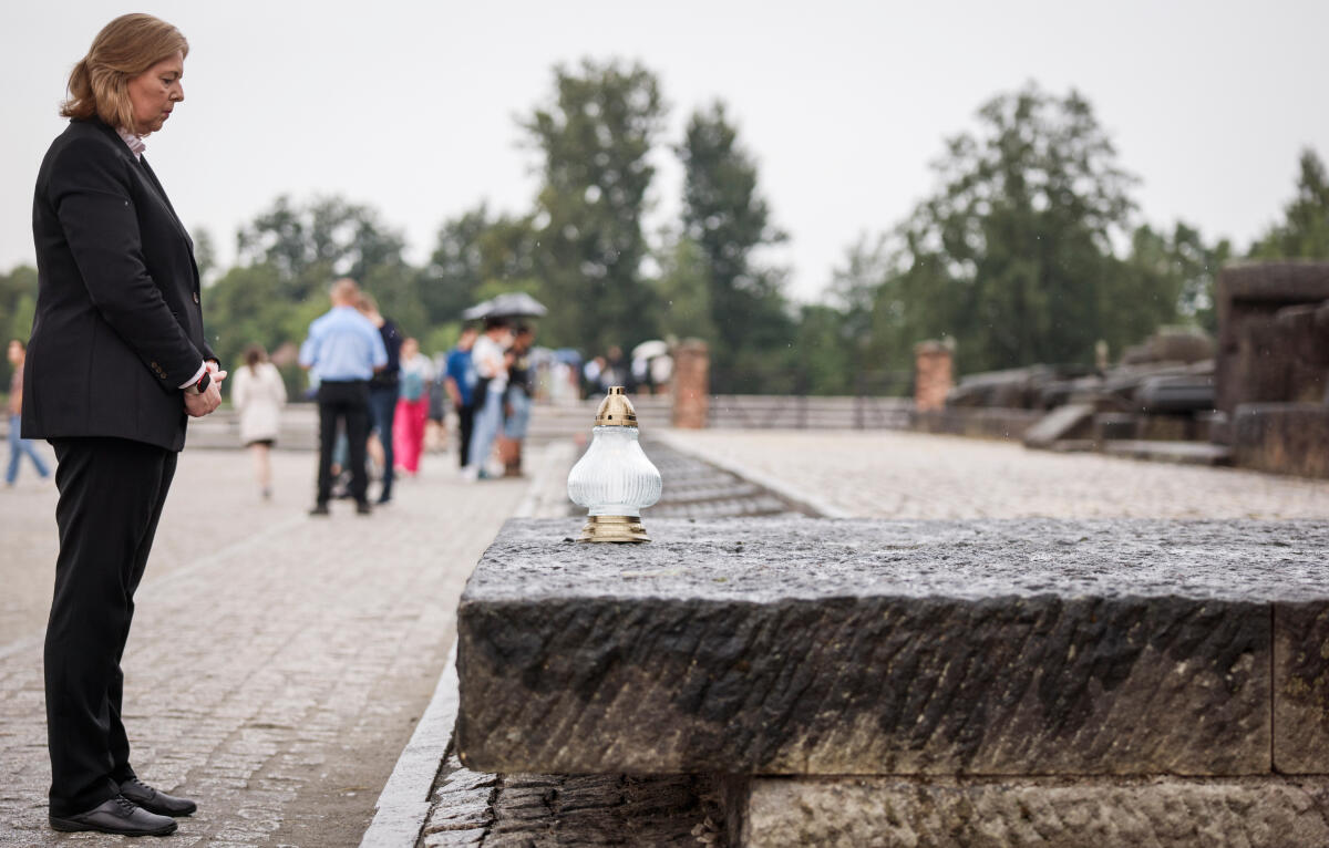 Bas, Bärbel Bundestagspräsidentin Bärbel Bas (l), SPD, MdB, reist nach Polen. Hier beim Stillen Gedenken nach dem Aufstellen eines Grablichtes vor dem Internationalen Mahnmal für die Opfer des Konzentrationslagers  während einer Führung durch das ehemalige deutsche nationalsozialistische Konzentrations- und Vernichtungslager Auschwitz II – Birkenau.