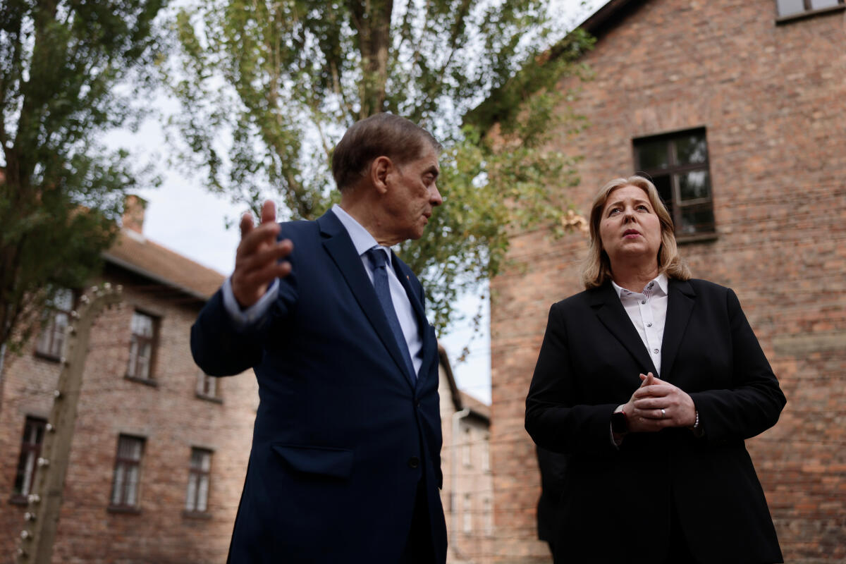  Bundestagspräsidentin Bärbel Bas (l), SPD, MdB, reist nach Polen. Hier während der Sonderführung durch die der Verfolgung und Vernichtung der Sinti und Roma gewidmeten Ausstellung im Block 13, durch den Vorsitzenden des Zentralrats Deutscher Sinti und Roma, Romani Rose (r).