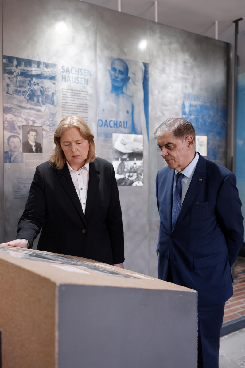 Bundestagspräsidentin Bärbel Bas (l), SPD, MdB, reist nach Polen. Hier während der Sonderführung durch die der Verfolgung und Vernichtung der Sinti und Roma gewidmeten Ausstellung im Block 13, durch den Vorsitzenden des Zentralrats Deutscher Sinti und Roma, Romani Rose (r). Bundestagspräsidentin Bärbel Bas (l), SPD, MdB, reist nach Polen. Hier während der Sonderführung durch die der Verfolgung und Vernichtung der Sinti und Roma gewidmeten Ausstellung im Block 13, durch den Vorsitzenden des Zentralrats Deutscher Sinti und Roma, Romani Rose (r).