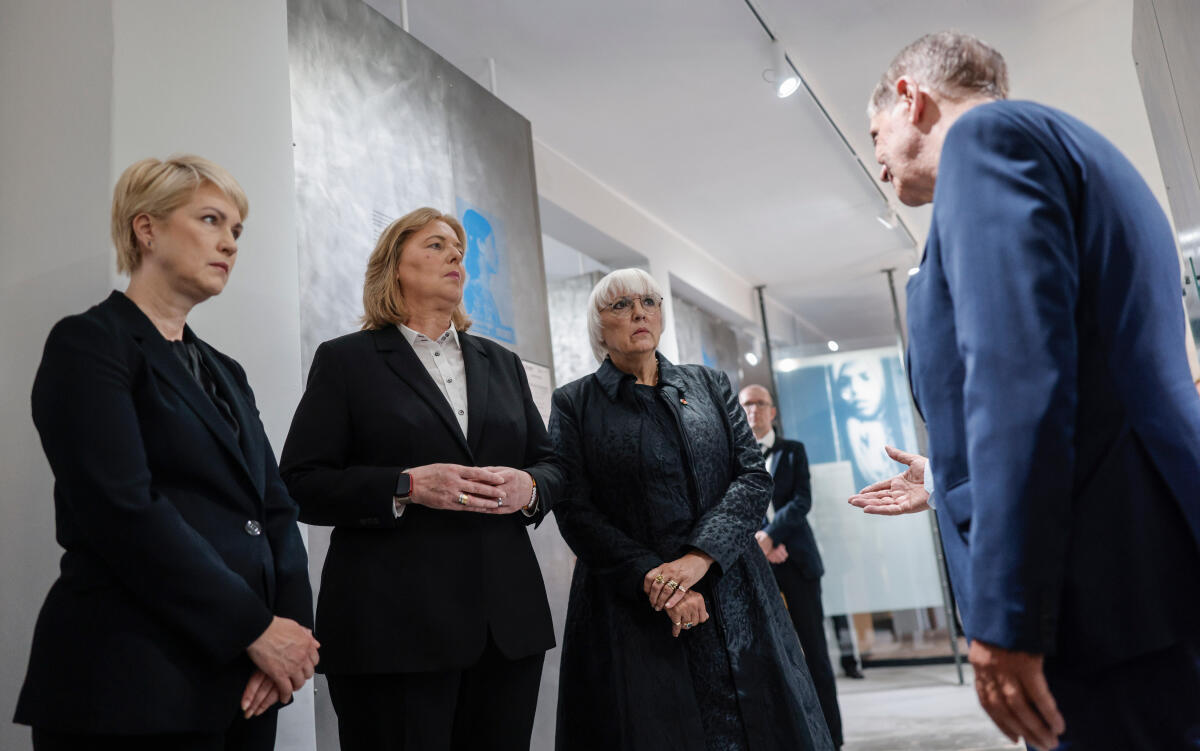  Bundestagspräsidentin Bärbel Bas (2vl), SPD, MdB, reist nach Polen. Hier während der Sonderführung durch die der Verfolgung und Vernichtung der Sinti und Roma gewidmeten Ausstellung im Block 13, durch den Vorsitzenden des Zentralrats Deutscher Sinti und Roma, Romani Rose (r), mit der Präsidentin des Bundesrates, Manuela Schwesig (l), MdL, Ministerpräsidentin des Landes Mecklenburg-Vorpommern, und der Staatsministerin beim Bundeskanzler, Beauftragte der Bundesregierung für Kultur und Medien, Claudia Roth (3vl), MdB.