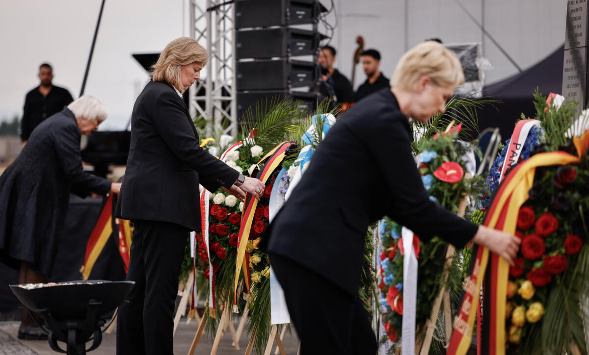 Bundestagspräsidentin Bärbel Bas (m), SPD, MdB, reist nach Polen. Hier bei der Richtung der Krankschleife während der Internationalen Gedenkveranstaltung zum Europäischen Holocaust-Gedenktag für Sinti und Roma an der Gedenkstätte für Sinti und Roma mit der Präsidentin des Bundesrates, Manuela Schwesig (r), MdL, Ministerpräsidentin des Landes Mecklenburg-Vorpommern, und der Staatsministerin beim Bundeskanzler, Beauftragte der Bundesregierung für Kultur und Medien, Claudia Roth (l), MdB.; ; ; Bas, Bärbel; Schwesig, Manuela; Roth, Claudia Bundestagspräsidentin Bärbel Bas (m), SPD, MdB, reist nach Polen. Hier bei der Richtung der Krankschleife während der Internationalen Gedenkveranstaltung zum Europäischen Holocaust-Gedenktag für Sinti und Roma an der Gedenkstätte für Sinti und Roma mit der Präsidentin des Bundesrates, Manuela Schwesig (r), MdL, Ministerpräsidentin des Landes Mecklenburg-Vorpommern, und der Staatsministerin beim Bundeskanzler, Beauftragte der Bundesregierung für Kultur und Medien, Claudia Roth (l), MdB.; ; ;