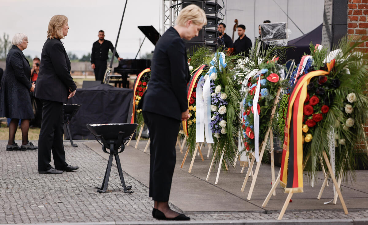Bundestagspräsidentin Bärbel Bas (m), SPD, MdB, reist nach Polen. Hier beim stillen Gedenken vor den abgelegten Kränzen während der Internationalen Gedenkveranstaltung zum Europäischen Holocaust-Gedenktag für Sinti und Roma an der Gedenkstätte für Sinti und Roma mit der Präsidentin des Bundesrates, Manuela Schwesig (r), MdL, Ministerpräsidentin des Landes Mecklenburg-Vorpommern, und der Staatsministerin beim Bundeskanzler, Beauftragte der Bundesregierung für Kultur und Medien, Claudia Roth (l), MdB.; ; ; Bas, Bärbel; Schwesig, Manuela; Roth, Claudia Bundestagspräsidentin Bärbel Bas (m), SPD, MdB, reist nach Polen. Hier beim stillen Gedenken vor den abgelegten Kränzen während der Internationalen Gedenkveranstaltung zum Europäischen Holocaust-Gedenktag für Sinti und Roma an der Gedenkstätte für Sinti und Roma mit der Präsidentin des Bundesrates, Manuela Schwesig (r), MdL, Ministerpräsidentin des Landes Mecklenburg-Vorpommern, und der Staatsministerin beim Bundeskanzler, Beauftragte der Bundesregierung für Kultur und Medien, Claudia Roth (l), MdB.; ; ;
