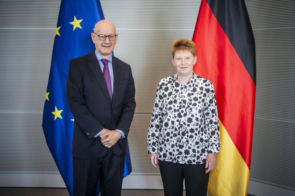 Pau, Petra Bundestagsvizepräsidentin Petra Pau (r), Gruppe Die Linke., MdB, empfängt den Geschäftsführer der jüdischen Organisation B'nai B'rith, Daniel Mariaschin (l), zu einem Gespräch.