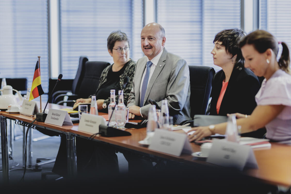 Rützel, Bernd; Schimke, Jana Der Ausschuss für Arbeit und Soziales im Gespräch mit einer Delegation des Arbeitsmarktausschusses des schwedischen Parlaments. Hier der Vorsitzende des Ausschusses für Arbeit und Soziales Bernd Rützel (2vl), SPD, MdB.