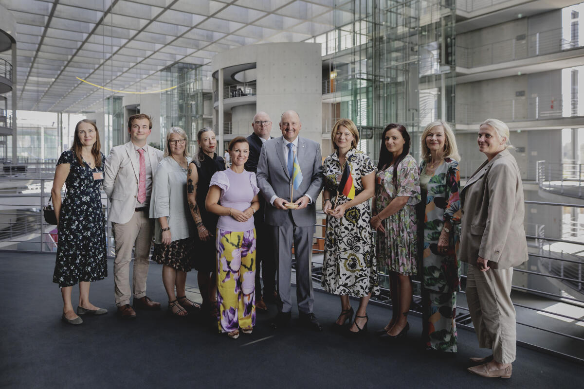 Rützel, Bernd; Schimke, Jana Der Ausschuss für Arbeit und Soziales im Gespräch mit einer Delegation des Arbeitsmarktausschusses des schwedischen Parlaments. Gruppenfoto (vrnl) Camilla Mårtensen, der Botschafterin von Schweden in Deutschland, Veronika Wand-Danielsson, Sara Gille, Johanna Haraldsson, dem Vorsitzenden des Ausschusses für Arbeit und Soziales Bernd Rützel, SPD, MdB, dem Vorsitzenden des Arbeitsmarktausschusses des schwedischen Parlaments Magnus Persson, Jana Schimke, CDU/CSU, MdB, Ciczie Weidby, Helena Vilhelmsson und Jonathan Svensson.